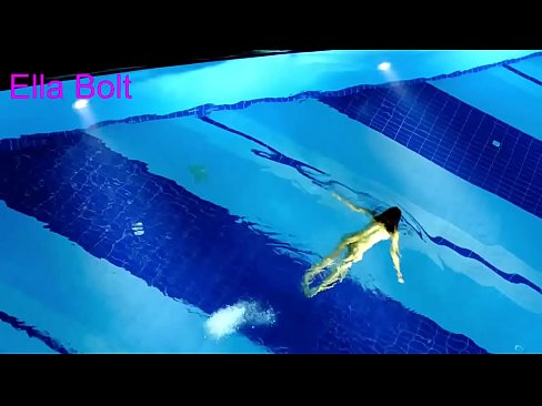❤️ Nu mă pot opri din privit, tânără blondă surprinsă înotând goală în piscina stațiunii ELLA BOLT at us ro.porn-93.ru ❌❤