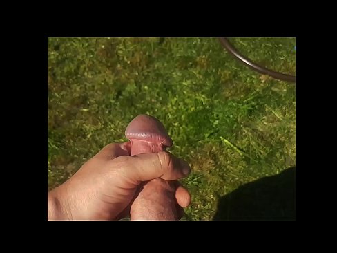 ❤️ O bunăciune fierbinte își face sex cu păsărica roz și ejaculează cu un squirt într-o grădină de vară at us ro.porn-93.ru ❌❤